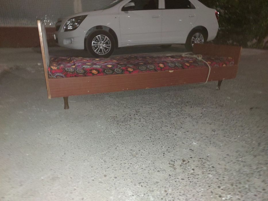 Кравати 2 шт. Бу. 400000 за две. С матрасом.