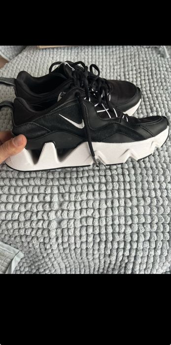Adidasi nike.
