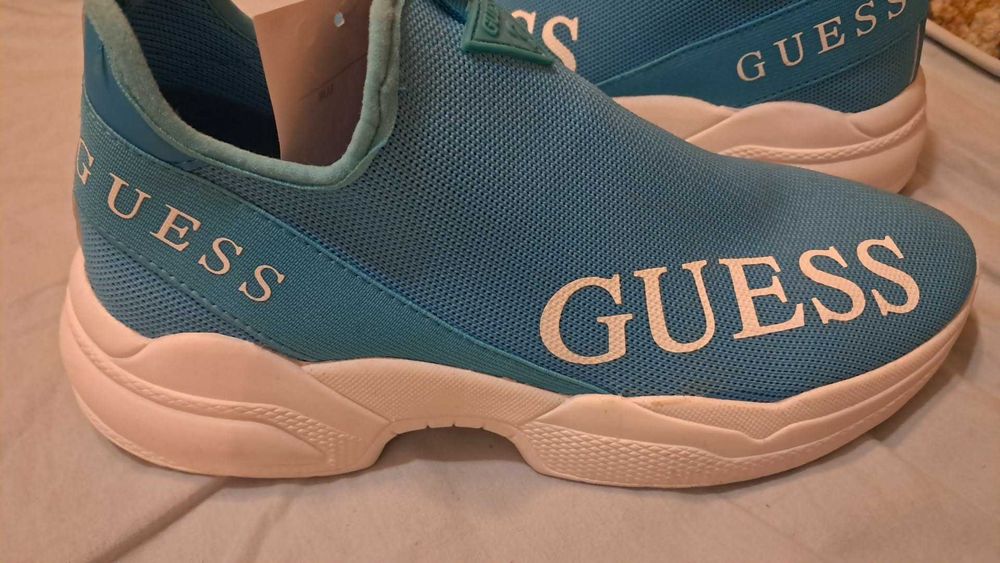 Дамски обувки GUESS – 50 €  GUESS, закупени от Англия . Много ефектен спортно-елегантен модел в синьо и бяло.  Варна