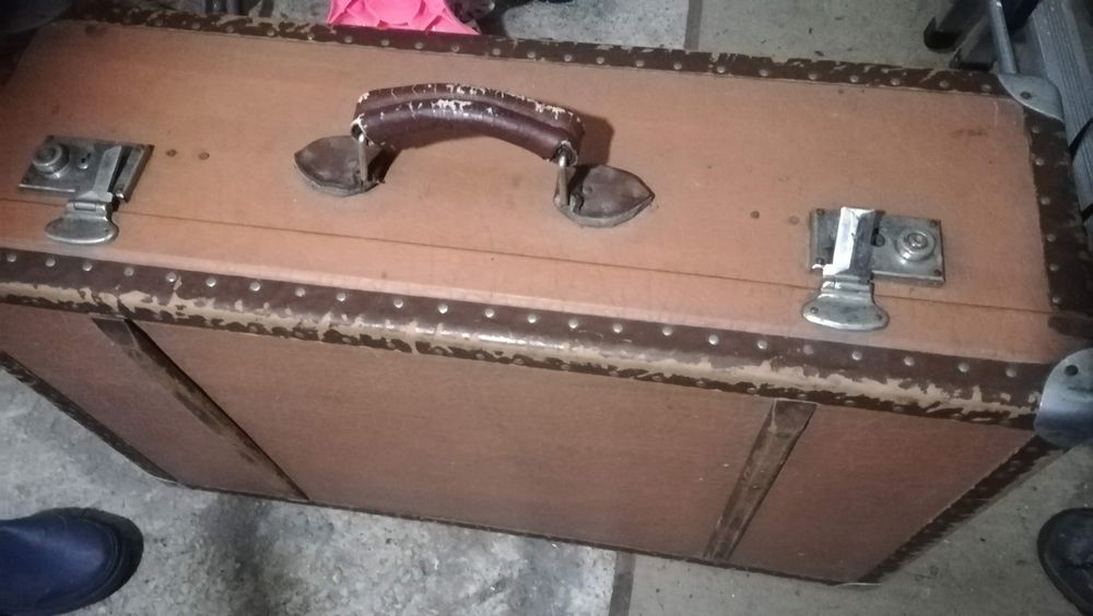 Diplomat fara cheie și tablou pânza