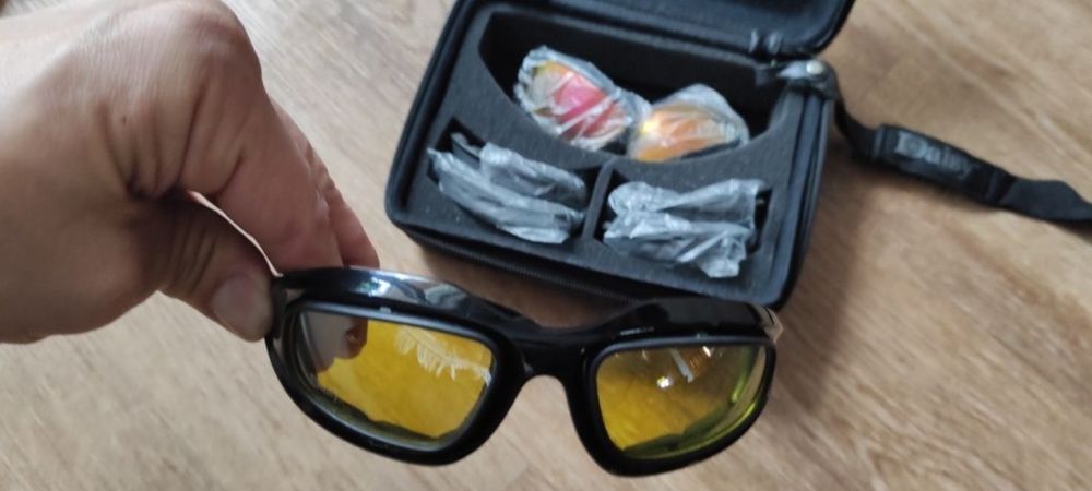 Очки вело-мото со сменными стеклами.