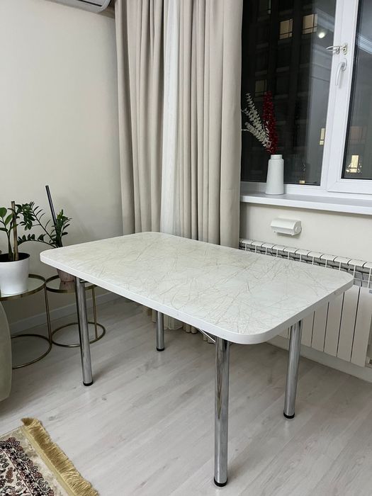 Кухонный стол и стуля