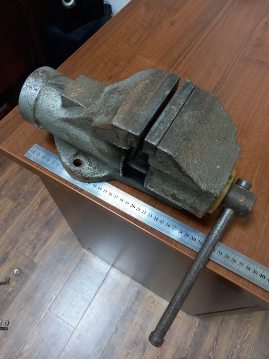 тиски слесарные тиска