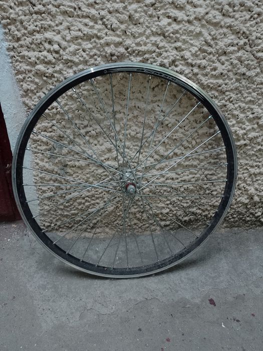 Vând roata față de bicicleta de 26