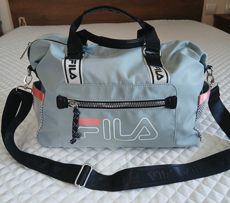 Продавам страхотна спортна дамска чанта / малък сак FILA.