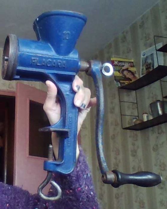 Ръчна машина за мелeне на месо,плодове и зеленчуци