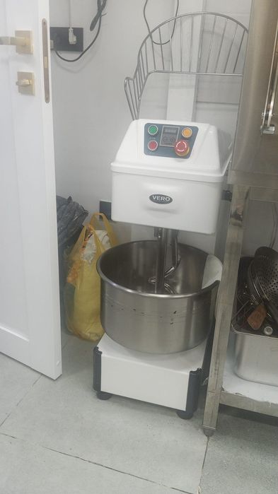 тестомес VERO H20: дежа 20 л, загрузка теста до 8 кг, мощность 1,5 кВт