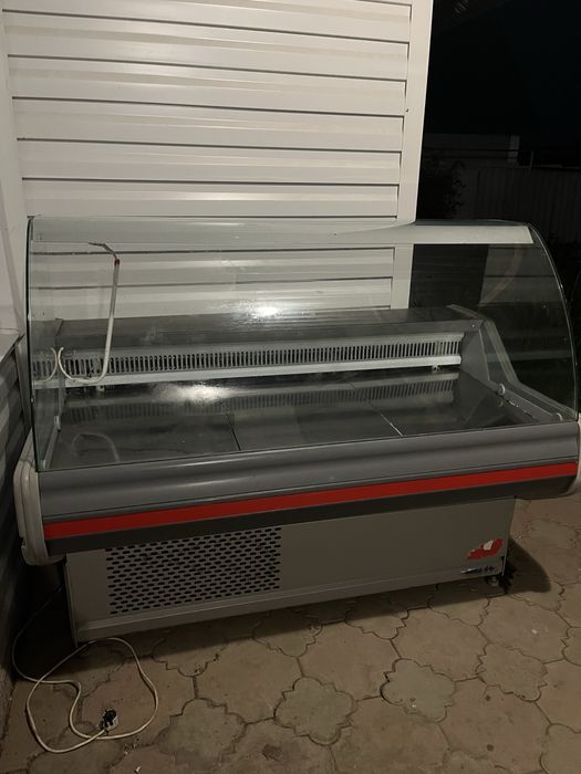 Продам витринный холодильник бу