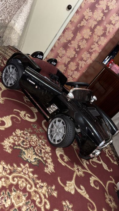 Игрушечная машина с пультом