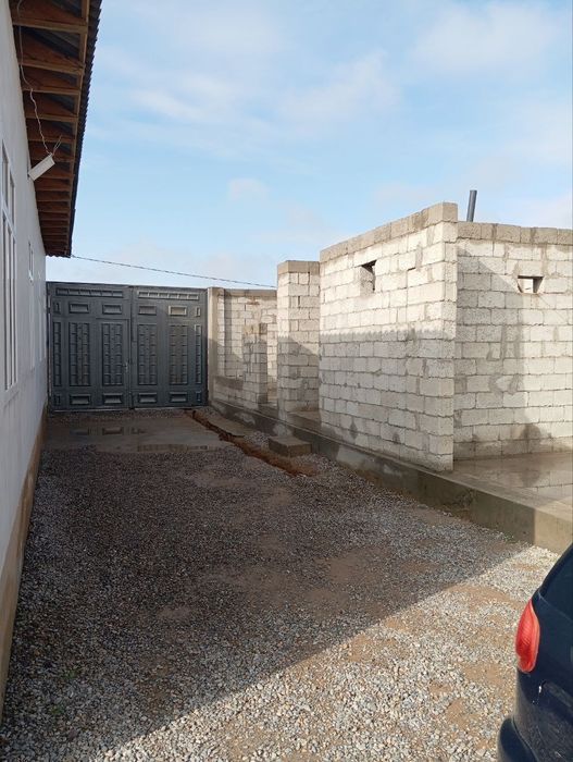 Xovli uy sotiladi srochno