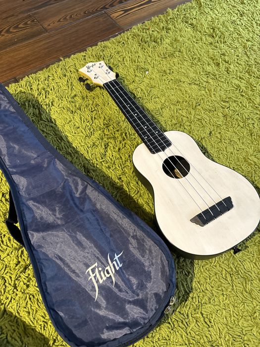 Укулеле FLIGHT в черно-белом цвете