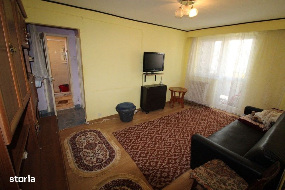 Vând apartament cu 3 camere în Hunedoara, Micro6-Str.Batiz, etaj 3...