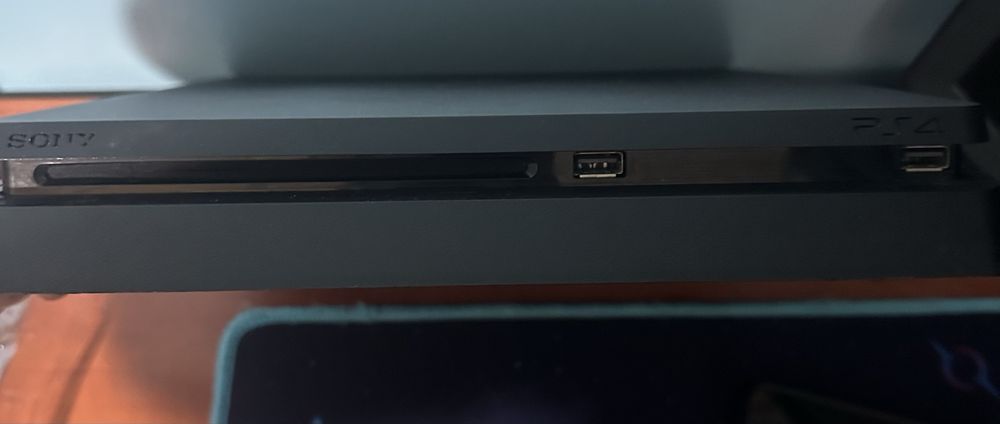Vand consola PS4 Slim+2 controllere