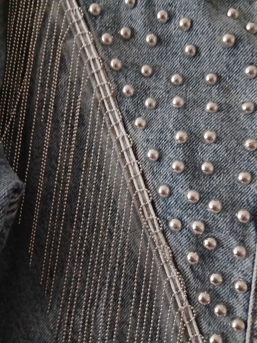 Geaca de blugi,albastra cu paiete si lanturi,marimea M