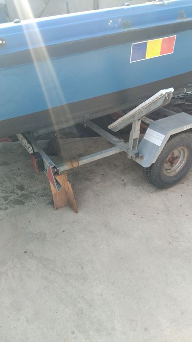 Vând barcă cu motor și peridoc înmatriculat