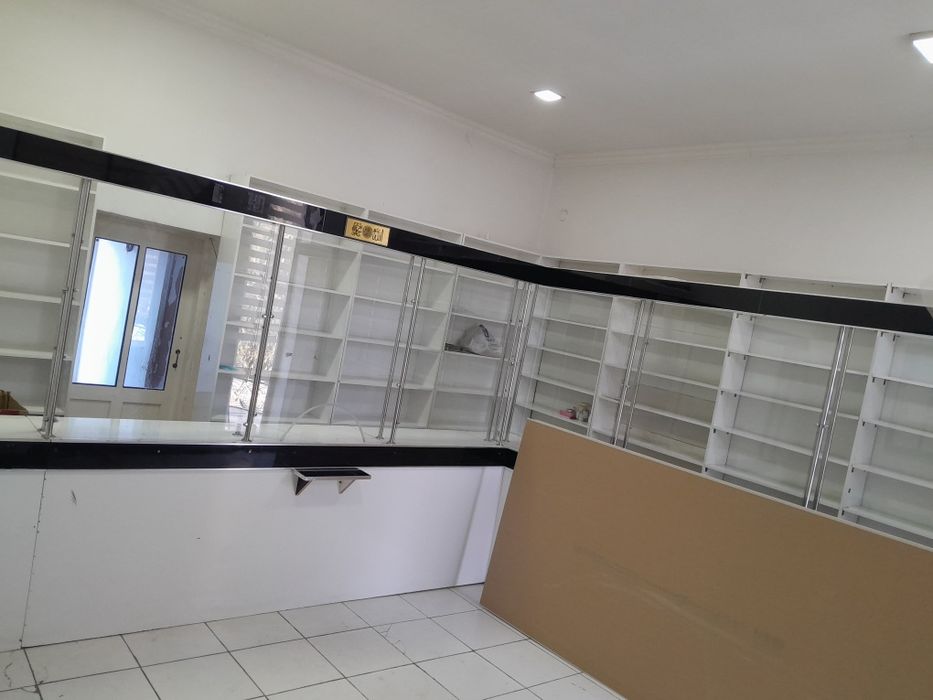 Polkalar savdo dòkoni uchun va apteka yozuvli reclamation harflari