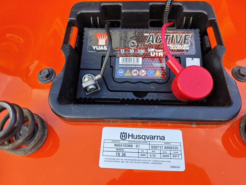 Tractoras de tuns gazon -iarba Husqvarna TS 38