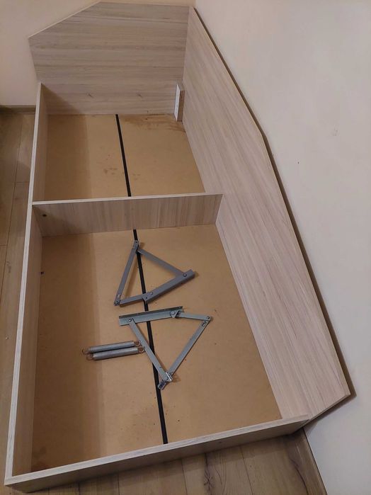 Легло с повдигащ механизъм за матрак 82/ 190см. като ново.