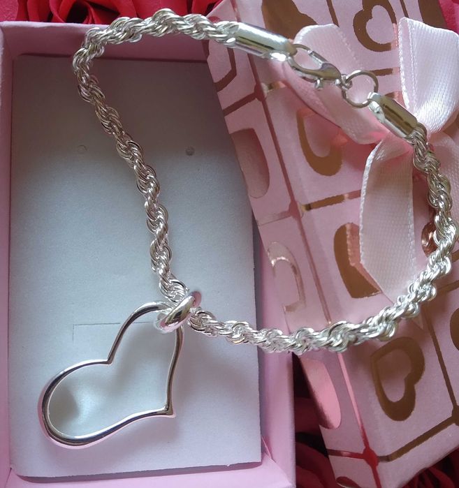 Нова, сребърна гривна с висулка. В кутия за подарък.