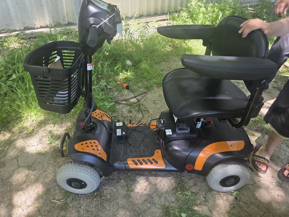 Scuter electric pentru persoanele cu probleme locomotori