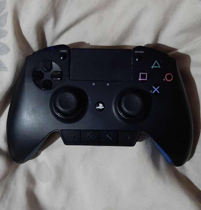 Vând manetă profesional Razer Raiju PS4/PC în stare bună estetică