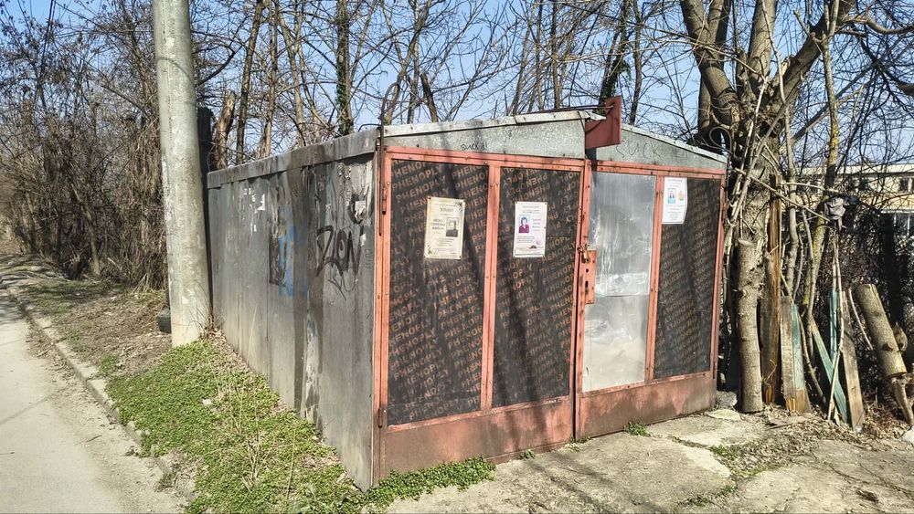 Продавам преносим метален гараж в добро състояние