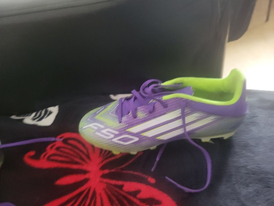 Adidas F50 – Ghete fotbal mov cu verde neon