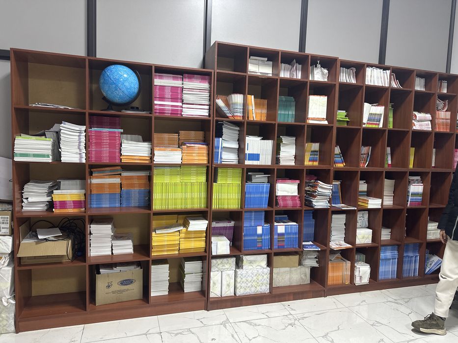 Шкаф кітап бәрі сатылады