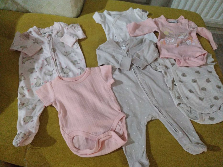 Set haine fetita, 0-3 luni, in conditii bune,pretul este pt tot lotul!