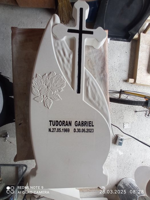 Cruci din praf de marmură și ciment alb