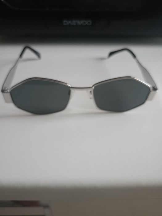 Vând ochelari de soare fashion produs de calitate superioara noi.