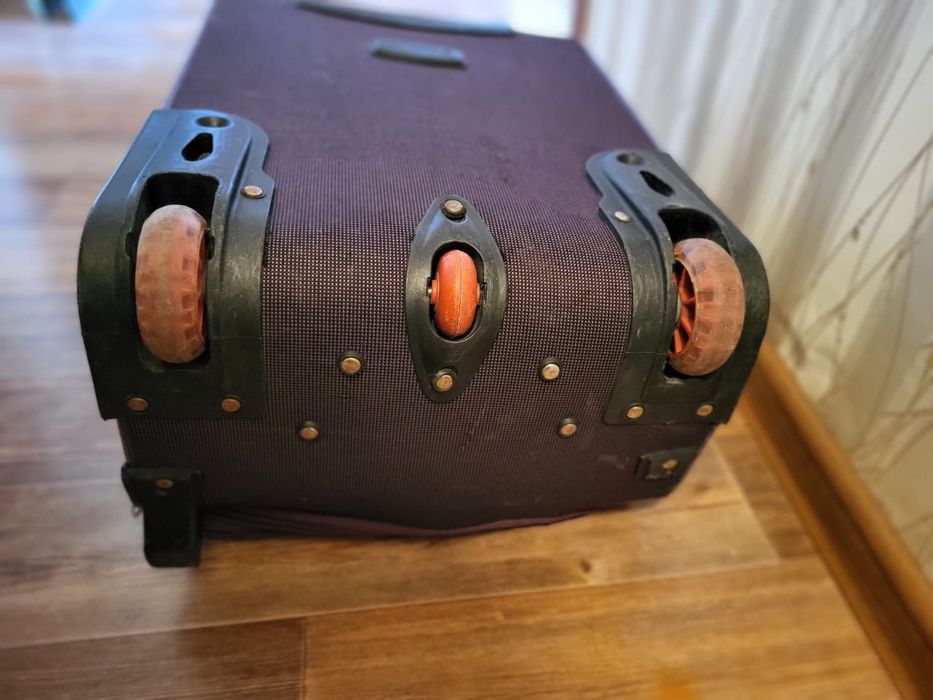 Чемодан 3000 тенге