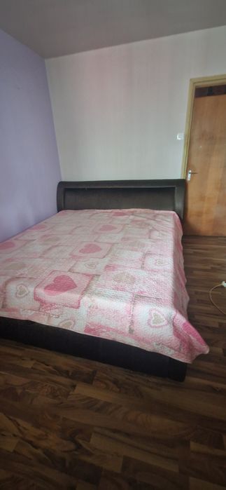 Pat tapitat cu somniera, maro inchis, sidefat. Usor de intretinut si spatios