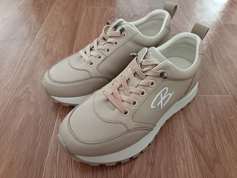 Кроссовки женские