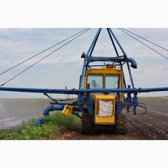 Трактор ДТ-75 с дождевальной установкой