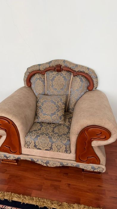 Диван и стол со стульями.