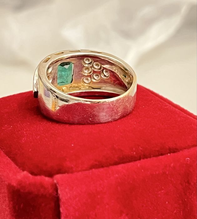 Дамски пръстен бяло злато и естествен изумруд