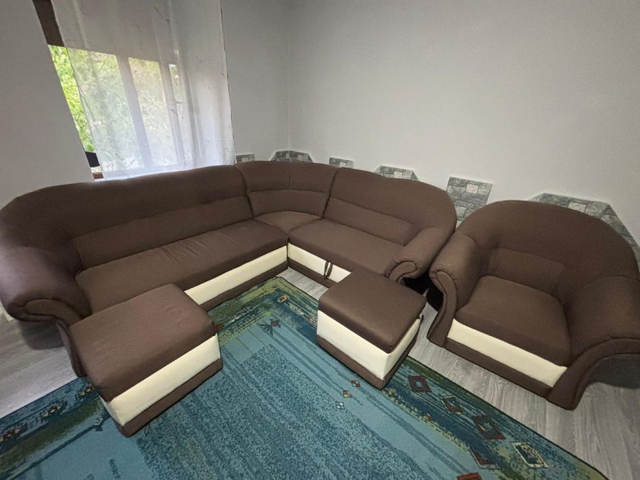 coltar cu 7 locuri extensibil + 2 fotolii si 4 tabureti