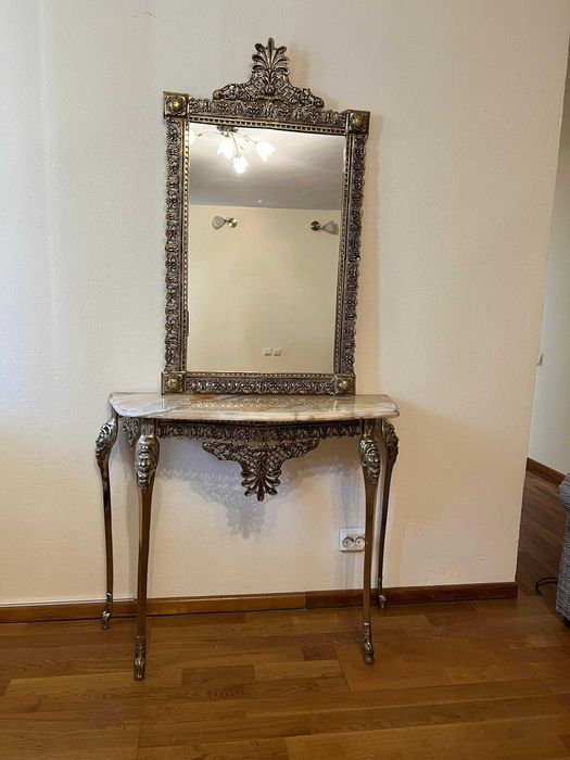 Masuta aurie cu oglinda