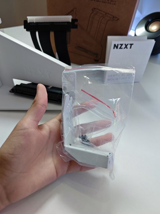 NZXT Vertical GPU Mounting Kit White (PCIe 4.0 Riser Cable) – Пълен комплект
