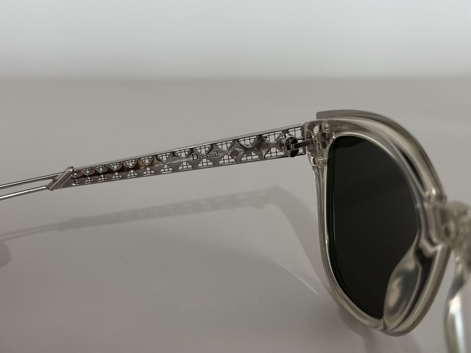 Ochelari de soare premium, ramă translucidă gri, design arhitectural