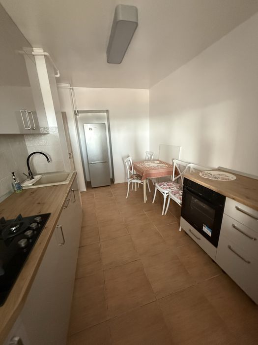 Inchiriez apartament cu 3 camere
