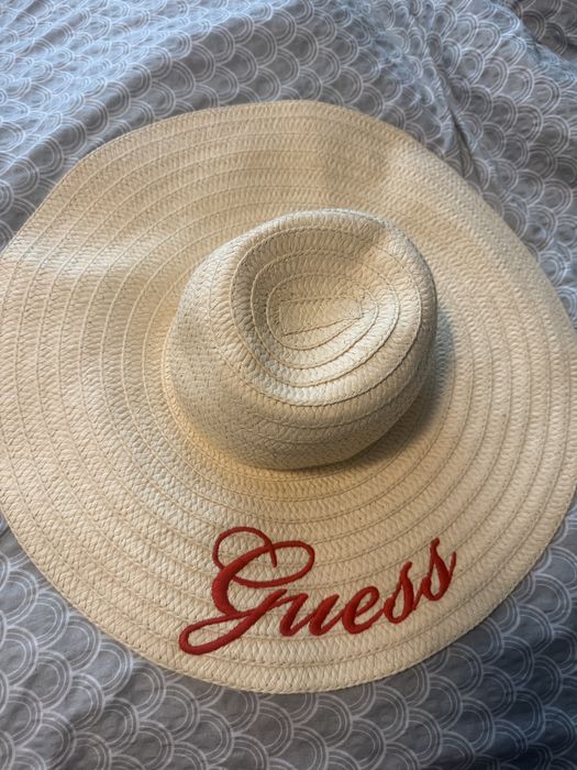 Широка капела шапка за плаж Guess
