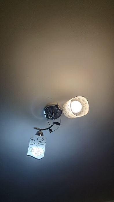Lustre cu abajur. Este prevazuta cu două brațe.