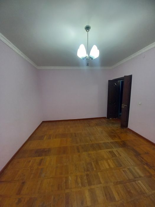 Продаётся 1 ком кв в чирчике 4 мкн дом кирпичный 2 этаж в доль дороги