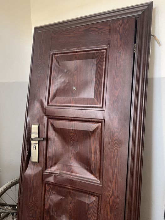 дверь в квартиру)