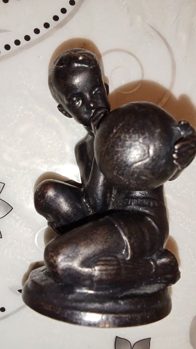 Статуэтка мальчик надувающий мяч. Каслинское литьё