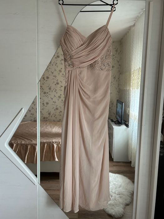 Vând rochie cu model deosebit