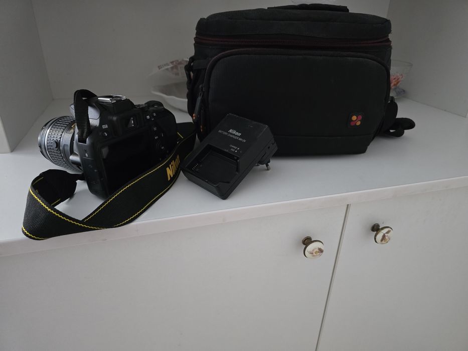 Nikon D3500 + Obiectiv 18-55mm, Doar 8.300 cadre, Stare Excelentă + Geantă