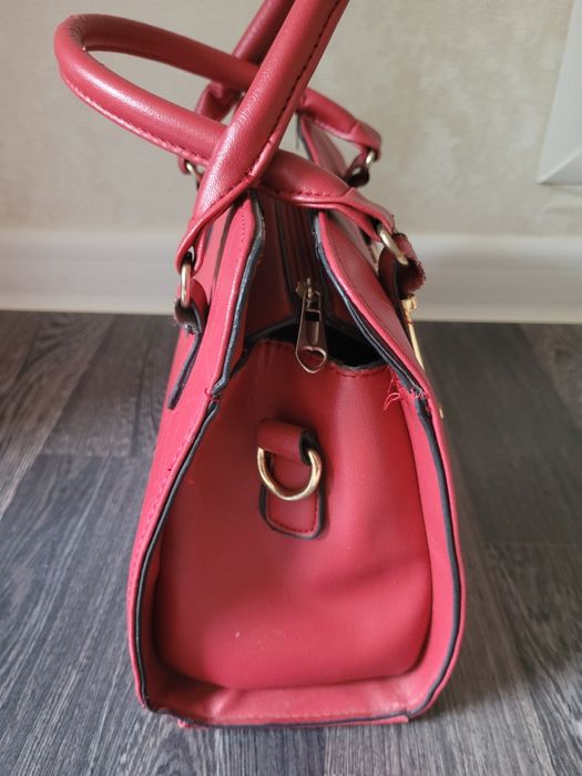 Продам красную сумку